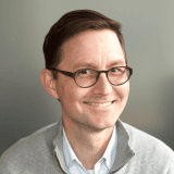 21 Pictures of Marketers’ Desks: Behind the Scenes Pics of Their Cameras, Mics, Lights