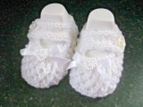 CUTE PAIR HAND KNITTED BABY SHOES in WHITE with WHITE BOW  size 0-3 MONTHS (2)