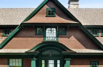 A New Hampshire waterfront house with serene views of Lake Winnisquam