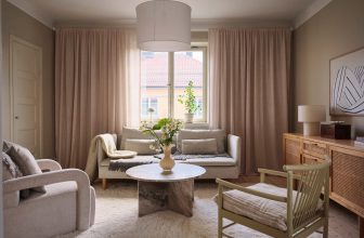 Greige walls, an off-white kitchen and smart storage space in a cozy flat