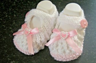 LOVELY CUTE BABY SHOES in PINK/WHITE WITH PINK BOW size NEW BORN (4)