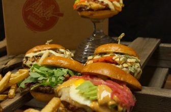 5 Unique Catering Party Food Theme Ideas With Aioli Burger