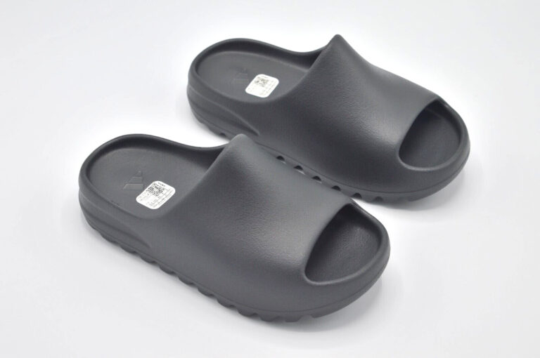 Adidas Yeezy Slides/Sandals ‘Dark Onyx’ Kids/Junior – UK 1