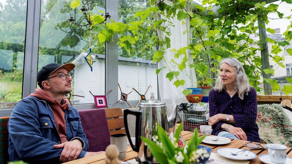 Jandi Hallin lockade mamma Marit Heman att köpa en tomt i Uddebo där han själv bor med sin familj.