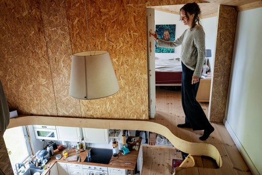 Tack vare ett öppet loft är Camille Monods hem större än man anar utifrån.