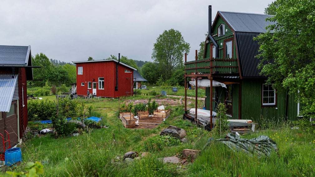 I småhusbyn byggs tiny houses och här finns även ett allhus med kök och dusch för de boende.