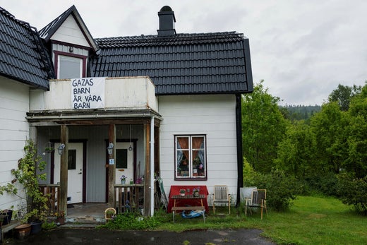 Utmed huvudgatan ligger gamla eternithus som restaurerats och fyllts med liv och även politiska budskap.