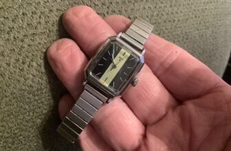 timex Q & Q womens simple wind up watch! no batterys! easy stretch band!