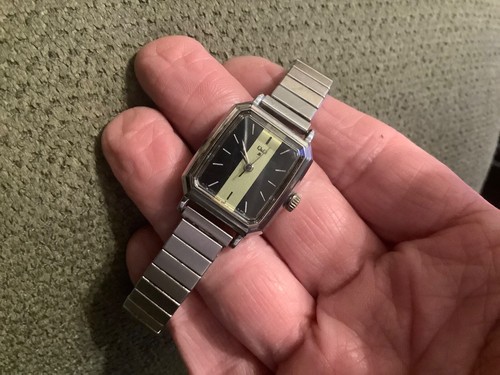 timex Q & Q womens simple wind up watch! no batterys! easy stretch band!