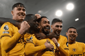 Wolves Triumph 2-0 Over 10-Man Manchester United