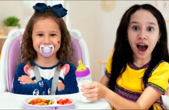 Valentina Ajuda a Mamãe a Cuidar da Bebê! 👩‍👧✨
