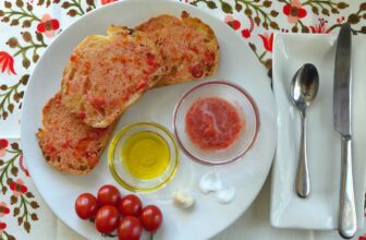 Catalan Tomato Bread (Pa amb Tomàquet)
