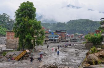 Flooding death toll tops 670 as UK rapid response team heads to Nepal