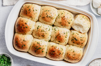 Garlic Dinner Rolls (Soft, Fully & Easy Homemade Rolls)