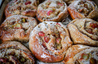 Rhubarb and Almond Cream Buns (rabarbrasnurrer med mandelkrem)