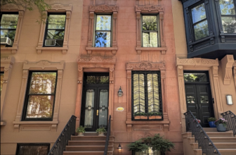 A narrow home with exuberant decoration