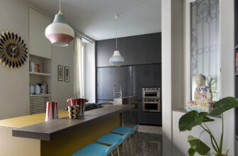 An Art Nouveau home between colour and pop spirit