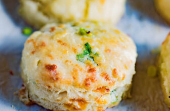 Cheddar Scallion Biscuits – Cooking Maniac