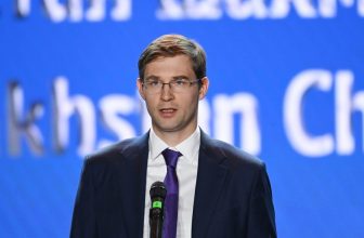 Russian-born businessman elected as new world chess chief — RT World News