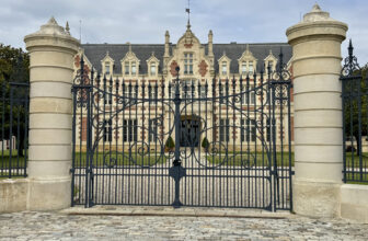 How to Take a Médoc Wine Tour from Bordeaux
