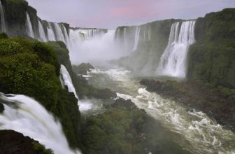 Breathtaking Iguazu Falls: Argentina & Brazil’s Thundering Cascades