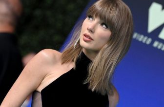 Taylor Swift’s VMAs Look Pairs a Thigh-Baring Slit With See-Through Panels