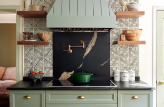 How Do I Choose a Kitchen Cabinet Color?