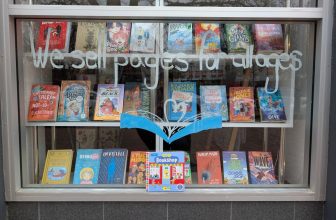 Busy Bookshop | Tinted Edges