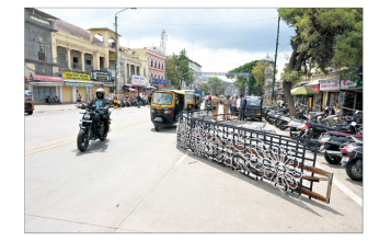 Lighting arch crashes on Sayyaji Rao Road