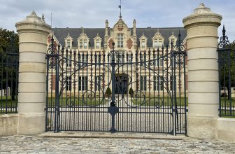 How to Take a Médoc Wine Tour from Bordeaux
