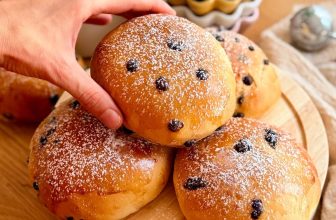 Pangoccioli (Italian Chocolate Chip Milk Buns)
