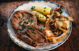 Lamb Steaks with Buttery Cabbage (lammelår i skiver med stekt kål)