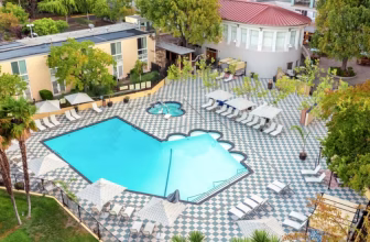 Crowne Plaza Palo Alto Review: Dogs, Pool & Beatles