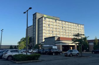 Review of the Holiday Inn, Newark Airport.