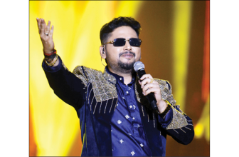 Filmy hits keep crowd on its feet