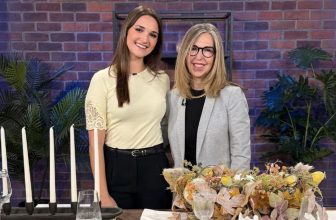 Style Your Thanksgiving Table in Minutes: Modern vs. Traditional