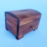 WOODEN JEWELLERY CHEST / MONEY BOX CLOSED FOR KEY, HAND PAINTED IN BROWN COLOR