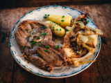 Lamb Steaks with Buttery Cabbage (lammelår i skiver med stekt kål)