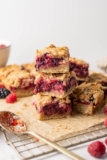 Delicious Shortbread Bars with Berries and Oats